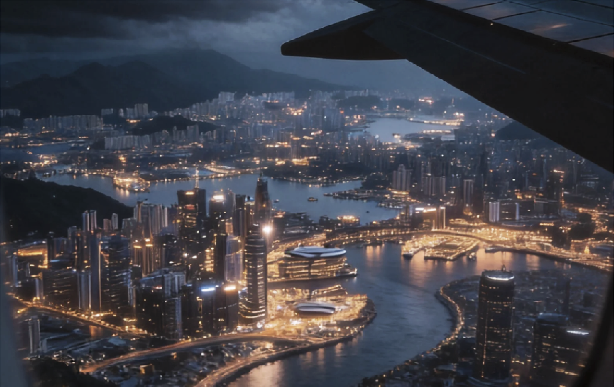 从高空俯瞰夜色中的城市与海港
